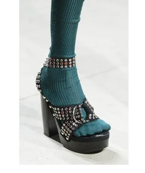 Пикантные Дизайнерские босоножки на платформе и высоком массивном каблуке с заклепками, женские босоножки с открытым носком и ремешком на щиколотке, модная женская обувь 2023 г.