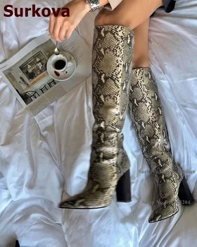 Surkova/ Пикантные сапоги до колена из змеиной кожи, черные сапоги с деревянным узором на массивном каблуке и острым носком, Осенне-зимняя обувь с принтом питона